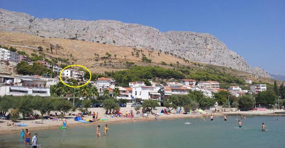 een groep mensen in het water op een strand bij Apartman Maslov in Duće