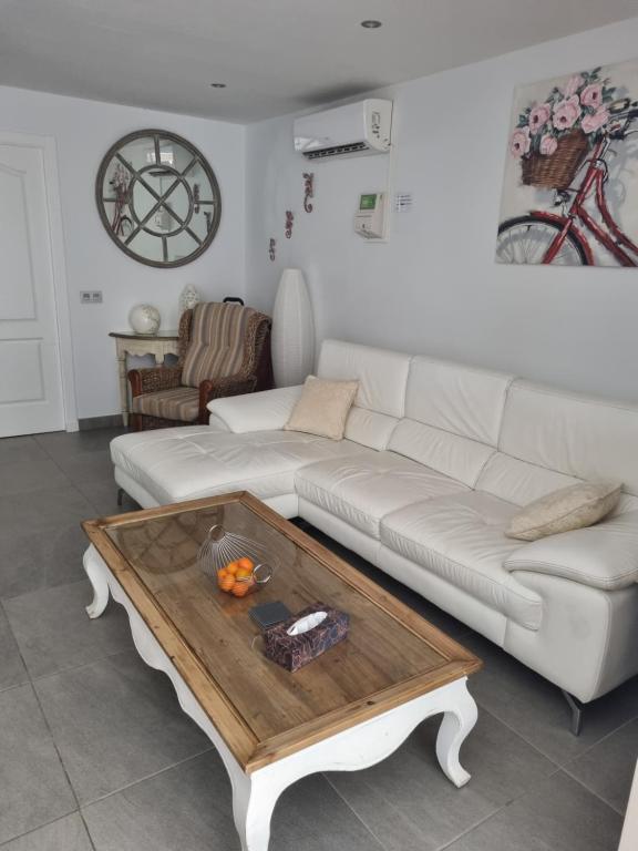 salon z białą kanapą i stolikiem kawowym w obiekcie Lazydays w Puerto del Carmen