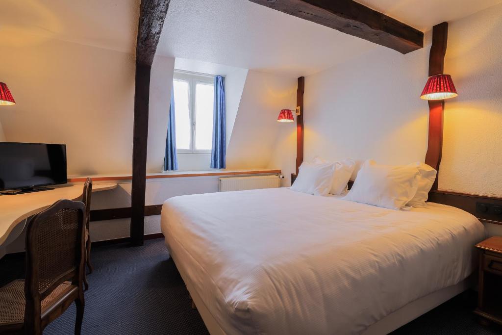 Postel nebo postele na pokoji v ubytování Hôtel Les Trois Luppars
