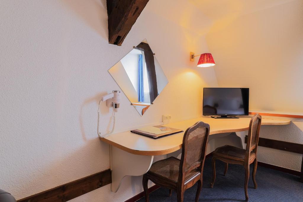 TV a/nebo společenská místnost v ubytování Hôtel Les Trois Luppars