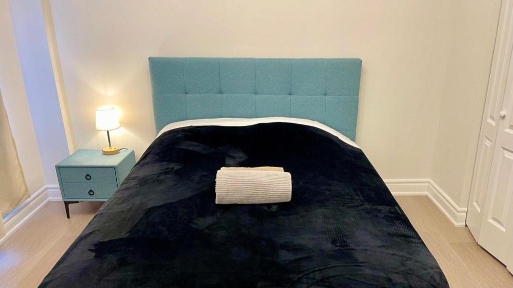 Postel nebo postele na pokoji v ubytování Warm Downtown Home