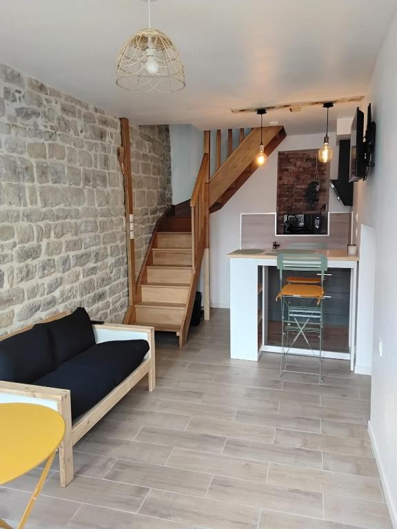 un salon avec un canapé et une table dans l'établissement Gîte du Jour J, Sainte-Mère-Église centre, à Sainte-Mère-Église