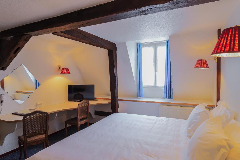 Postel nebo postele na pokoji v ubytování Hôtel Les Trois Luppars