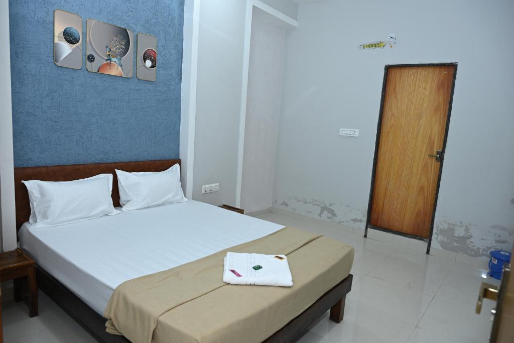 Postel nebo postele na pokoji v ubytování Hotel RRR Palace
