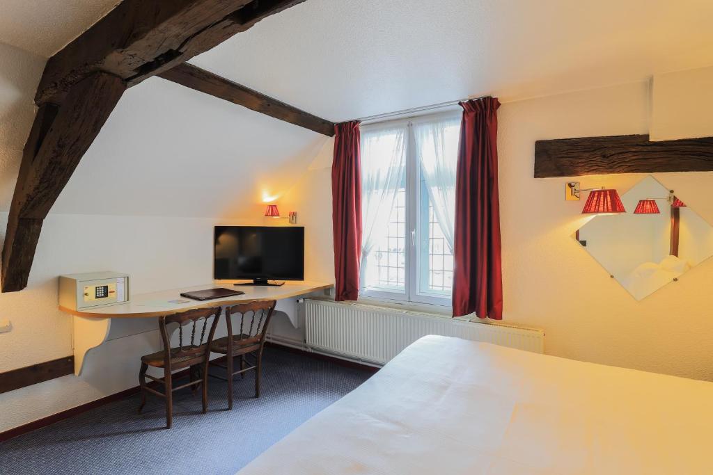 Postel nebo postele na pokoji v ubytování Hôtel Les Trois Luppars