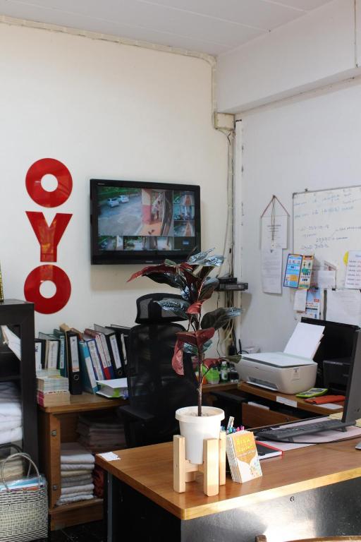 TV a/nebo společenská místnost v ubytování OYO 75420 Howto Hotel