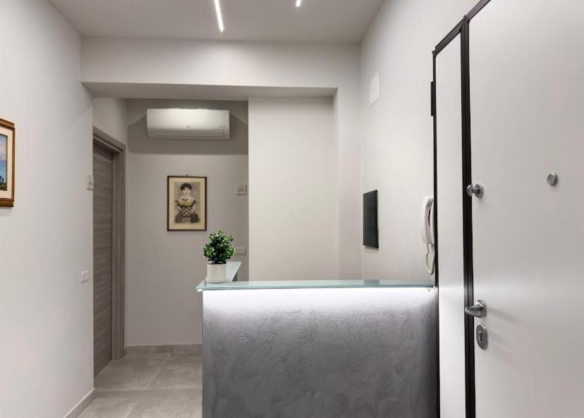 une porte pivotante dans une pièce avec un couloir dans l'établissement Alla corte degli dei, à Tropea