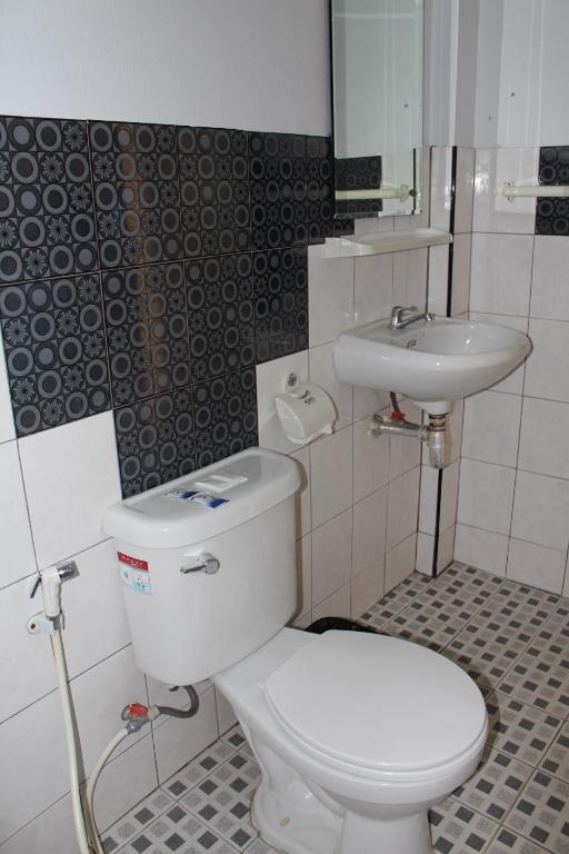 Koupelna v ubytování OYO 75420 Howto Hotel
