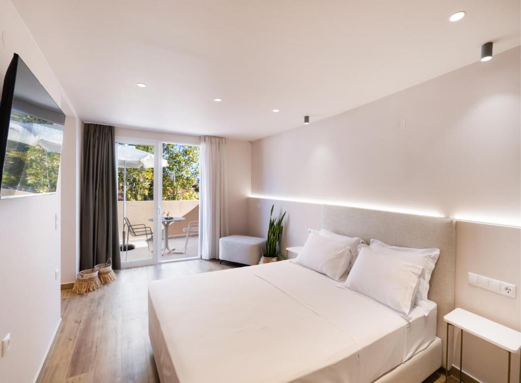 Postel nebo postele na pokoji v ubytování Eva Beach Hotel Lefkada ΙΙ