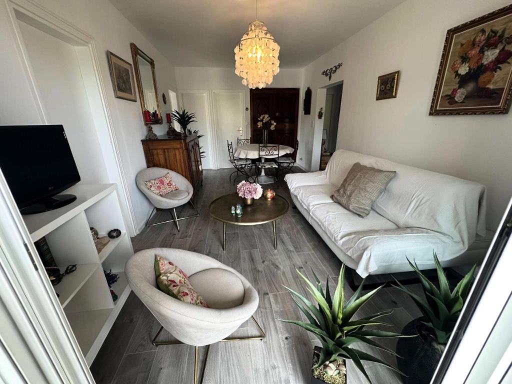un salon avec un canapé blanc et une table dans l'établissement Résidence Fleur De Mai - Joli T3 5 couchages proche du port de Sanary sur Mer MAE-8871, à Sanary-sur-Mer