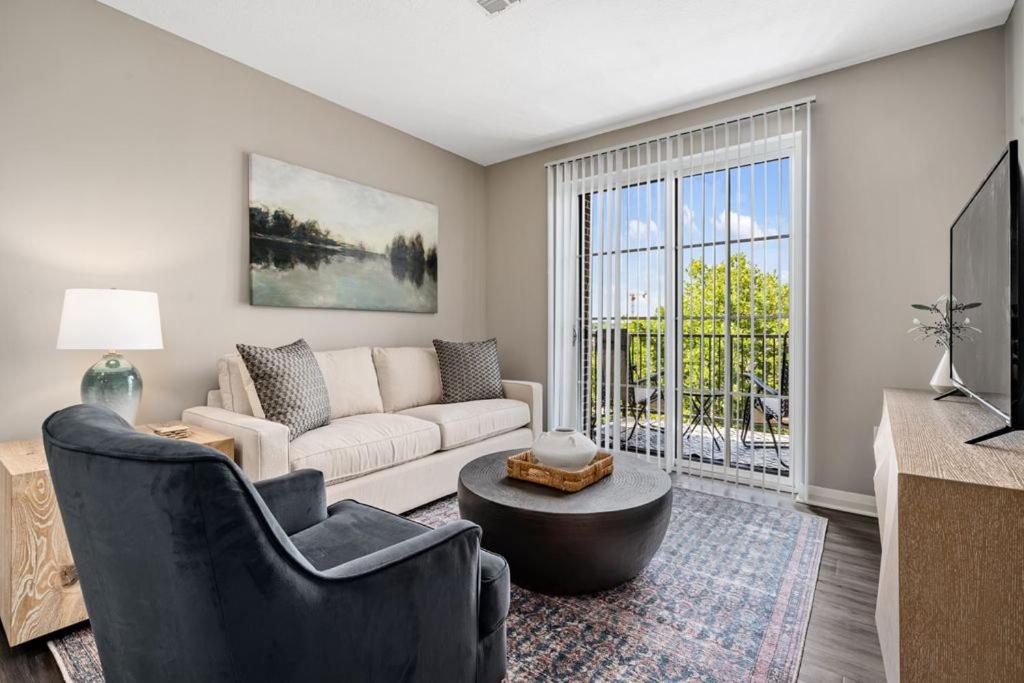 Μια τηλεόραση ή/και κέντρο ψυχαγωγίας στο Spotless Monthly Penthouse Downtown Parking