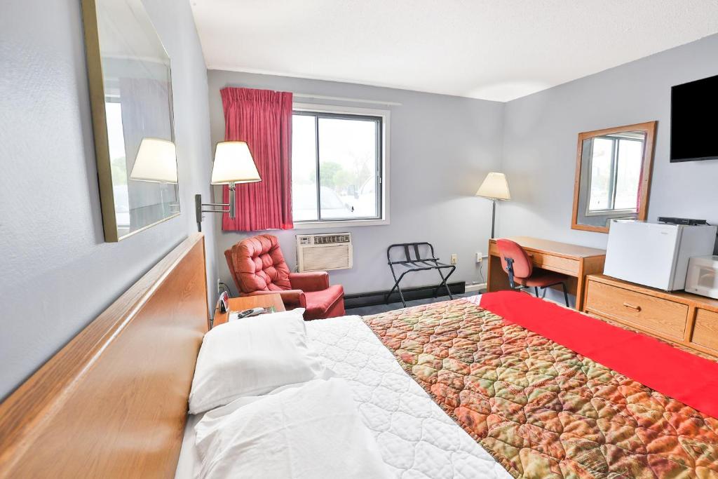 OYO Hotel Pipestone MN, Canterbury Park - 大号床