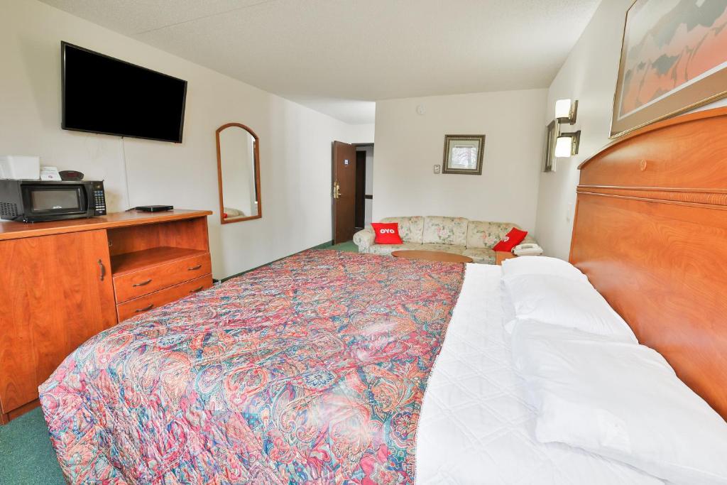 OYO Hotel Pipestone MN, Canterbury Park - 特大号床