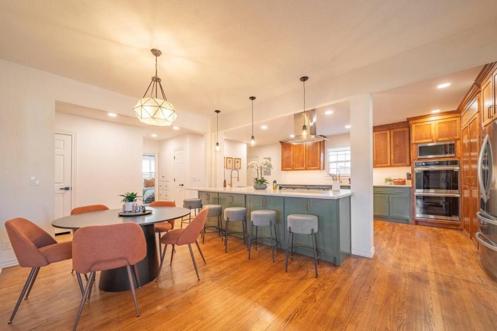 an open kitchen and dining room with a table and chairs at New 4 Br, Okc, Walk 2 Ou Med, Sleeps 8, 4 King Bed in Oklahoma City