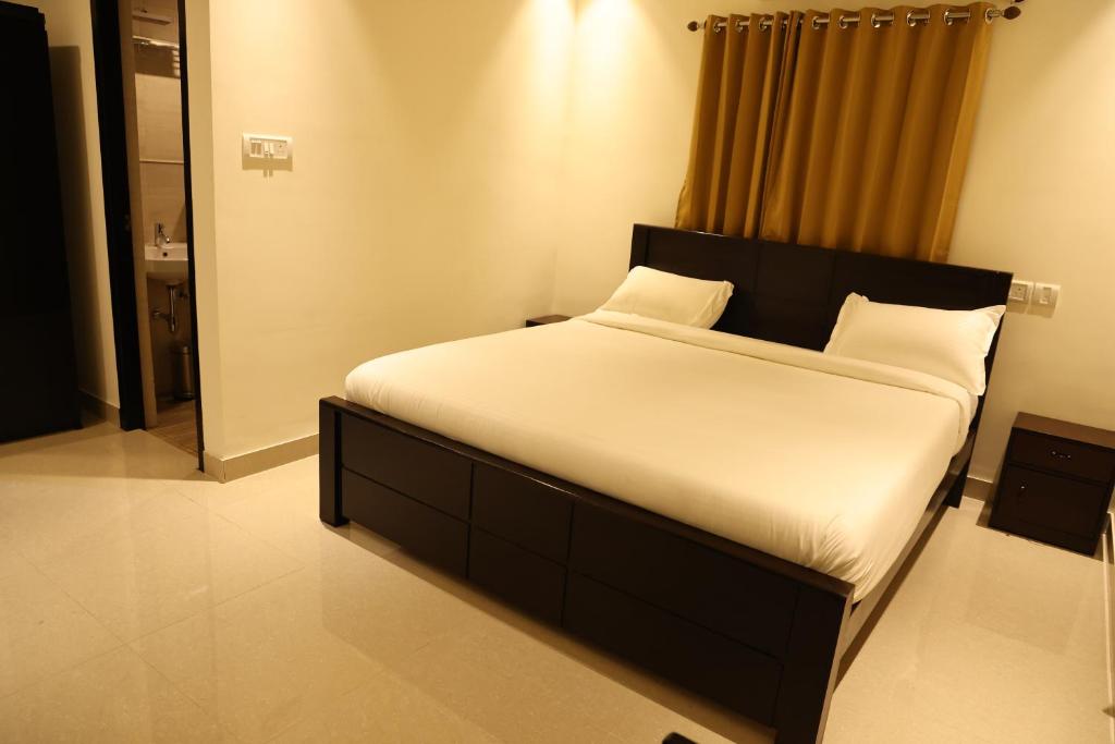 Postel nebo postele na pokoji v ubytování Vibha by Sri Lakshmi Homes