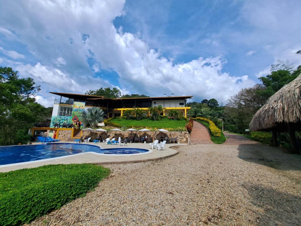 Bazén v ubytování Tambo Eco Hotel nebo v jeho okolí