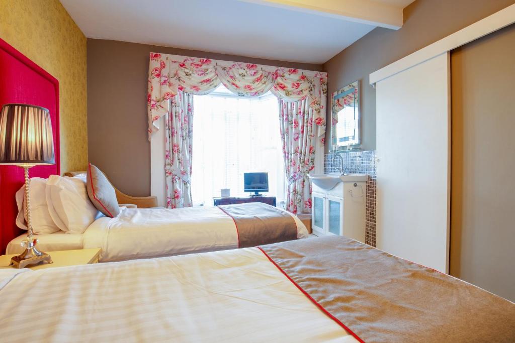 OYO Lamphey Hall - Standard Twin Room