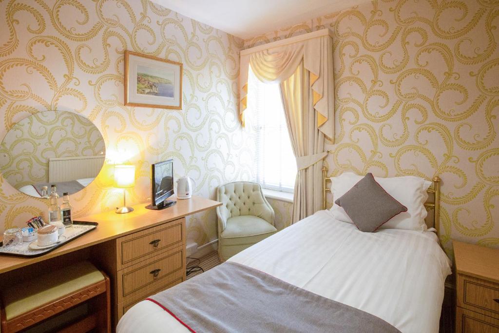 OYO Lamphey Hall - Standard Single Room
