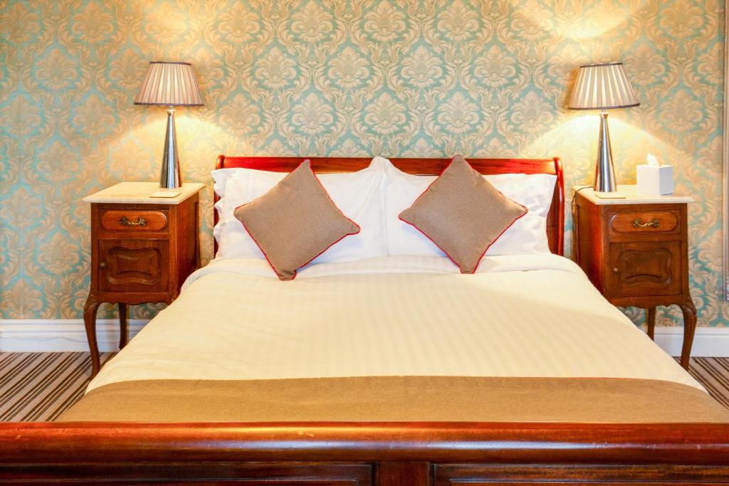 OYO Lamphey Hall - Standard Double Room