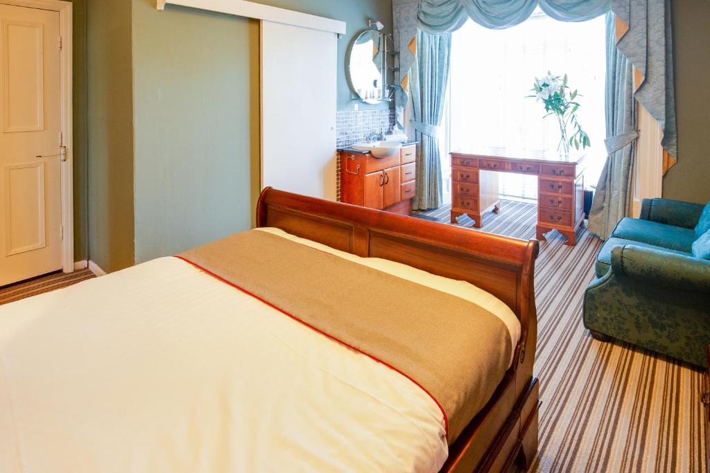 OYO Lamphey Hall - Deluxe Double Room