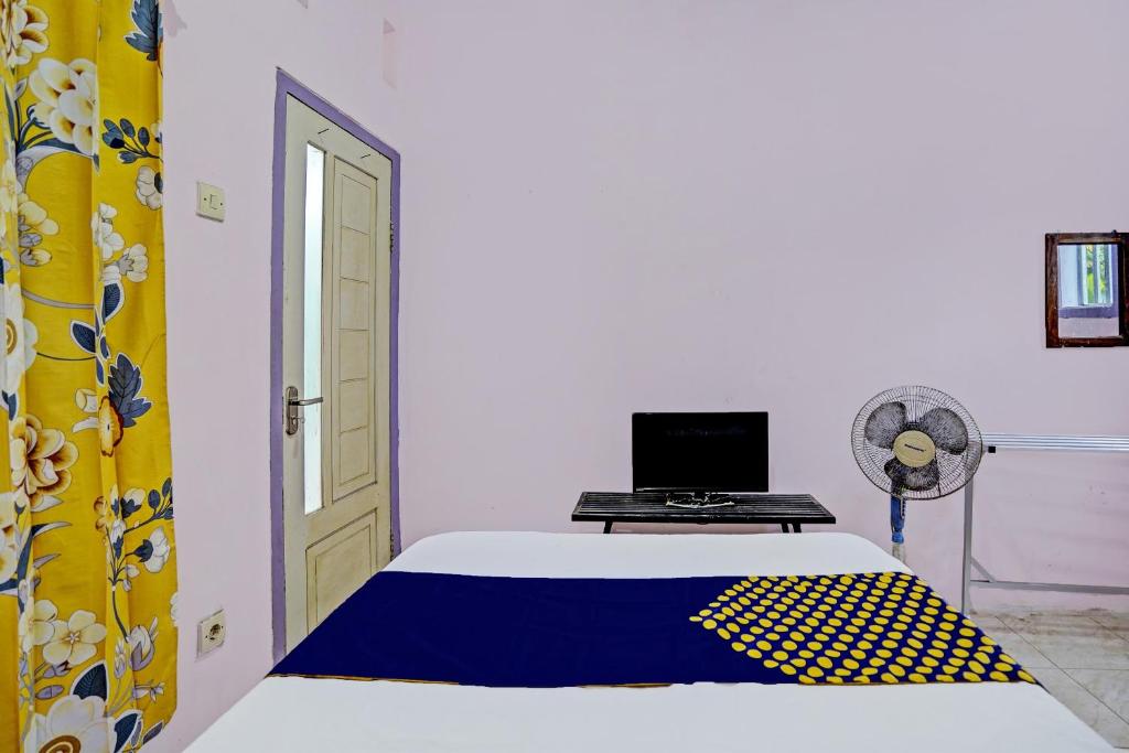 Μια τηλεόραση ή/και κέντρο ψυχαγωγίας στο Hotel O Kemangi Asri Kost