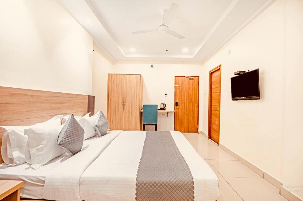 Postel nebo postele na pokoji v ubytování Hotel Jupiter At Delhi Airport