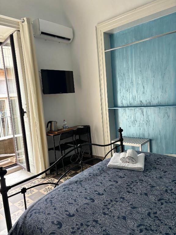 Televízia a/alebo spoločenská miestnosť v ubytovaní Il Teatro Rooms