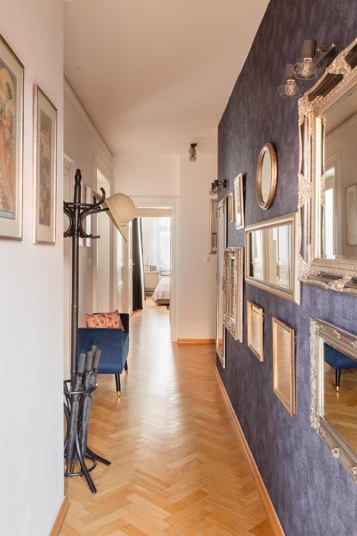 Zdjęcie z galerii obiektu Decadent Art Deco Balcony Apartment in Old Town w Pradze