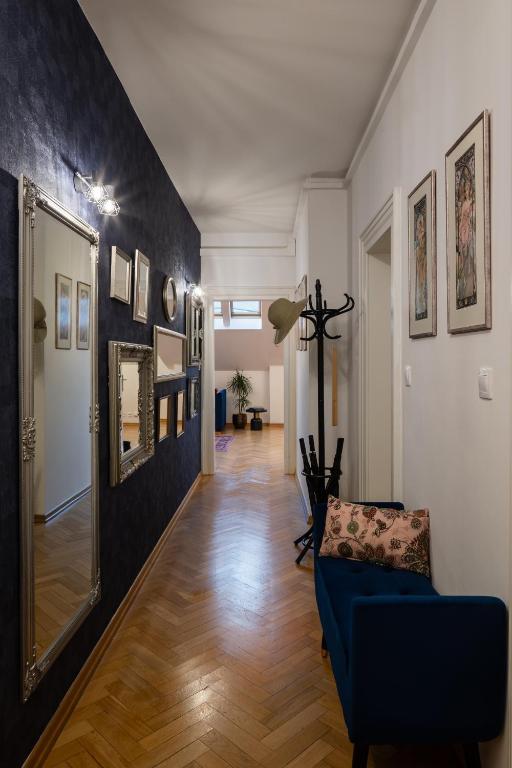 Zdjęcie z galerii obiektu Decadent Art Deco Balcony Apartment in Old Town w Pradze