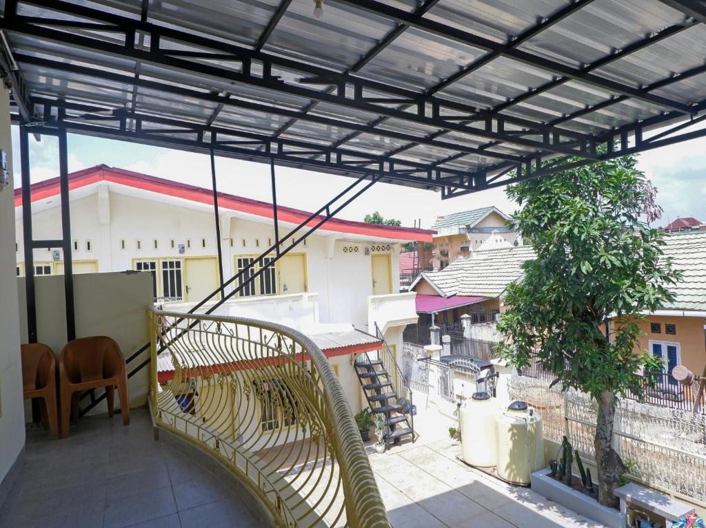 ジャンビにあるOYO Life 92632 Kost Pondok Kitoの金属屋根のバルコニーの眺め