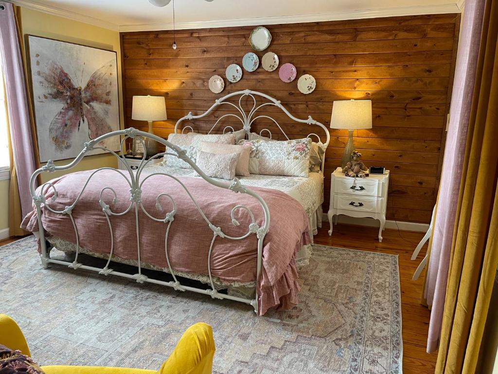 Yellow Daisy Bed and Breakfast - King Room
