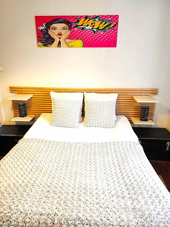 une chambre avec un grand lit avec des draps blancs dans l'établissement Appartement 3 pièces, Krutenau, Parking privé, à Strasbourg