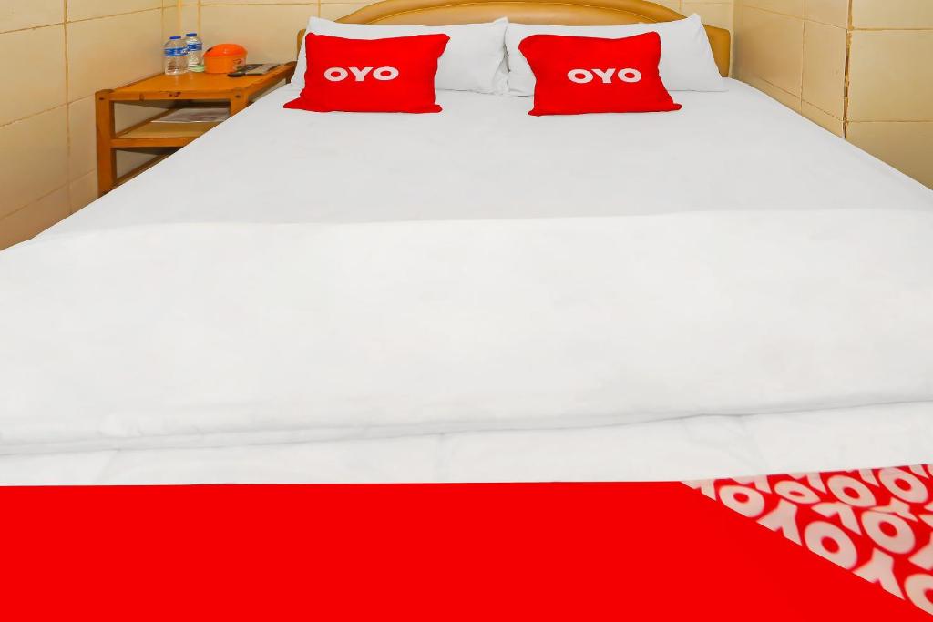 Postel nebo postele na pokoji v ubytování OYO 92678 Hotel Melati