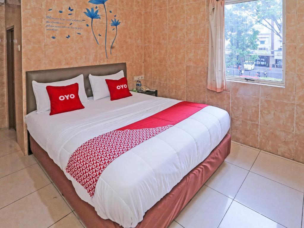 Postel nebo postele na pokoji v ubytování SUPER OYO 92672 Hotel Bsd