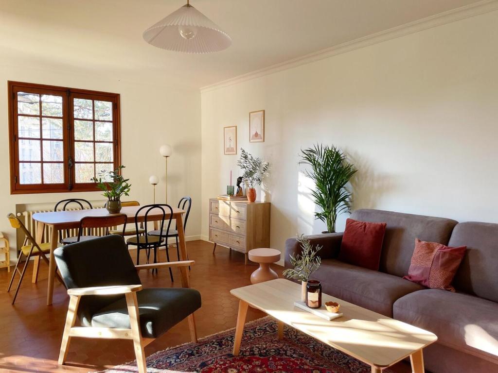 un salon avec un canapé et une table dans l'établissement Casa Maravilla - 85M2 independants, à Valence