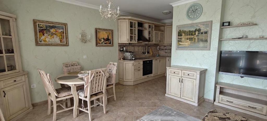 Kuchyň nebo kuchyňský kout v ubytování Luxury Sea Sunset Deluxe Apartment
