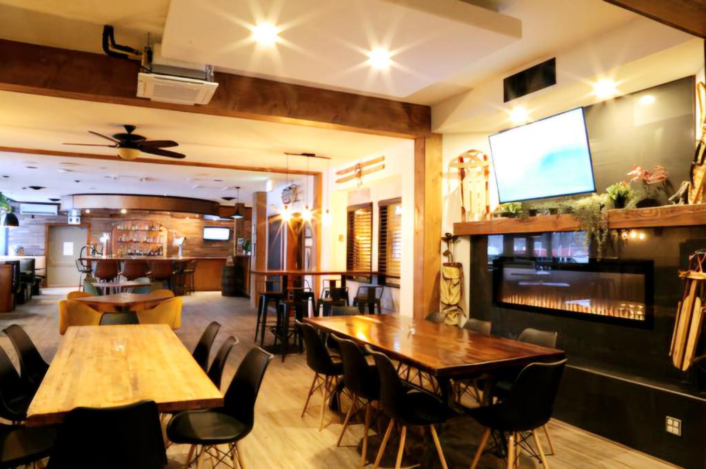 TV a/nebo společenská místnost v ubytování Western Lodge