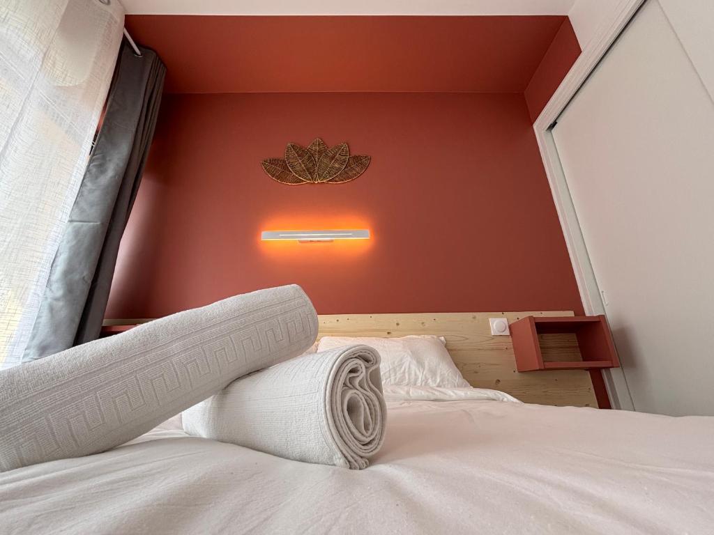 Ce lit se trouve dans un dortoir doté d'une couronne sur le mur. dans l'établissement Le D'Artagnan - App 3 - Rez-de-chaussée, à Cazaubon