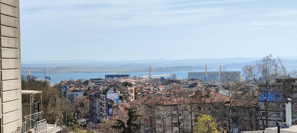 Nespecifikovaný výhled na destinaci Burgas nebo výhled na město při pohledu z apartmánu