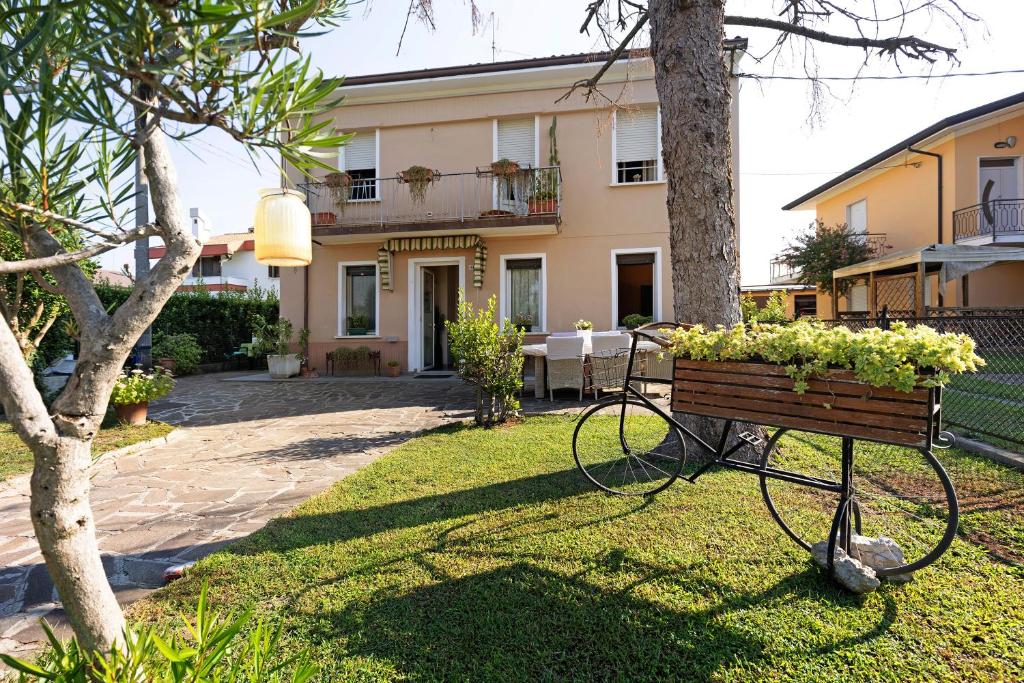 a bench with flowers on it in front of a house at Les Amis di Peschiera in Peschiera del Garda