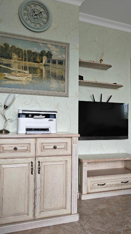 TV a/nebo společenská místnost v ubytování Luxury Sea Sunset Deluxe Apartment