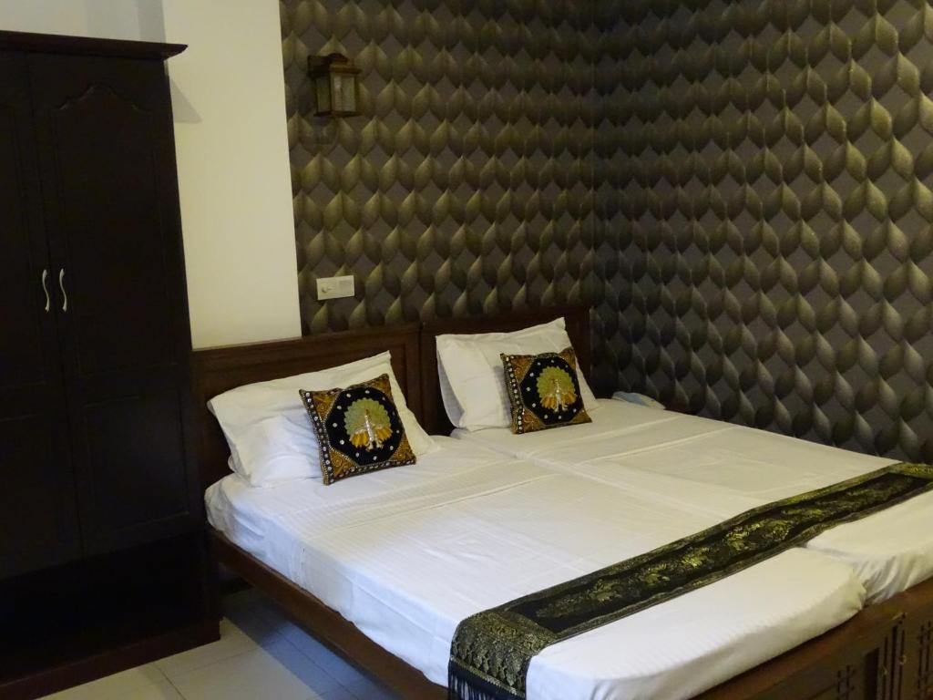 Postel nebo postele na pokoji v ubytování Kandy Supreme Hotel