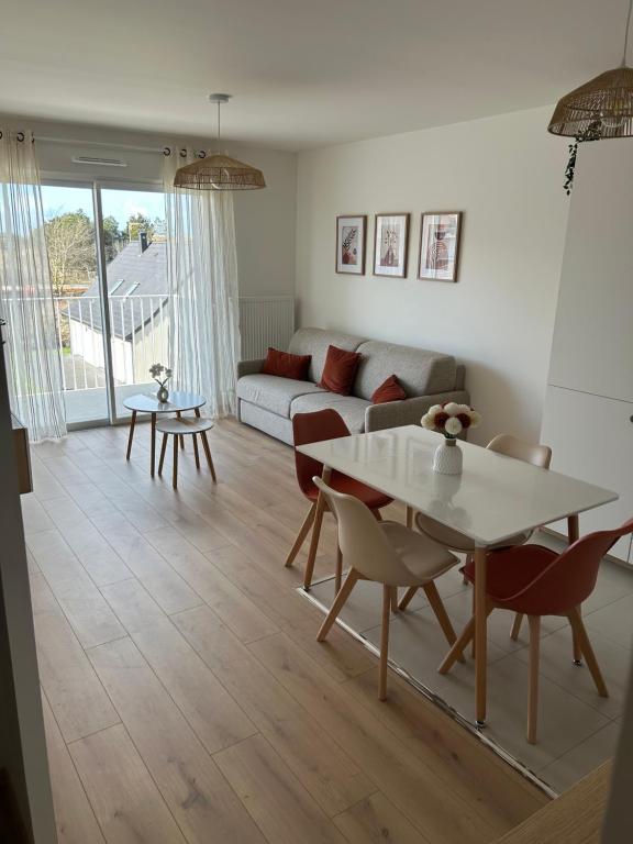 a living room with a table and a couch at Casa Alma in Camiers