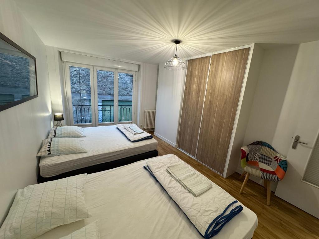 Ένα ή περισσότερα κρεβάτια σε δωμάτιο στο Maison Dinan centre