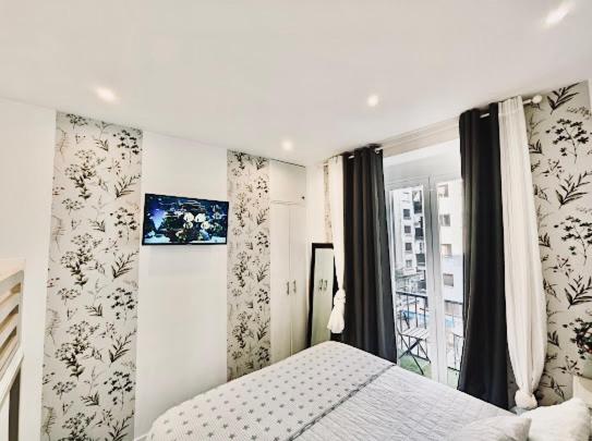 a bedroom with a bed and a window at Apartamento in Donostia-San Sebastián
