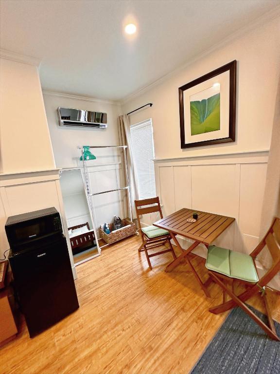 a living room with a wooden table and chairs at Hilo Town Inn in Hilo