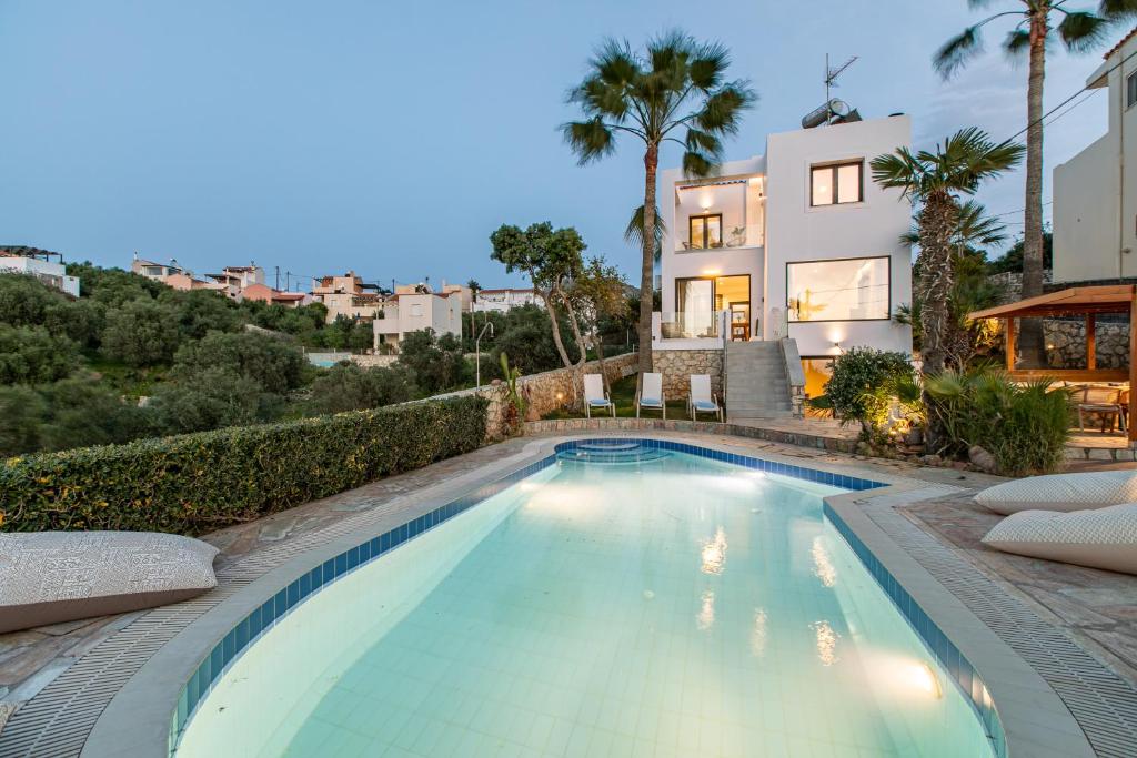Bazén v ubytování Villa Nicolas Plaka With Sea View nebo v jeho okolí