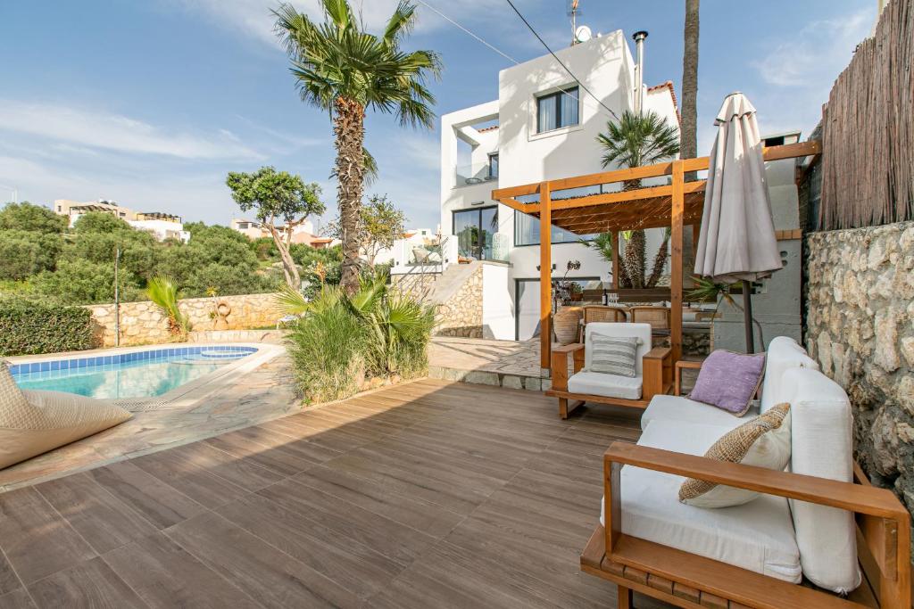 Bazén v ubytování Villa Nicolas Plaka With Sea View nebo v jeho okolí