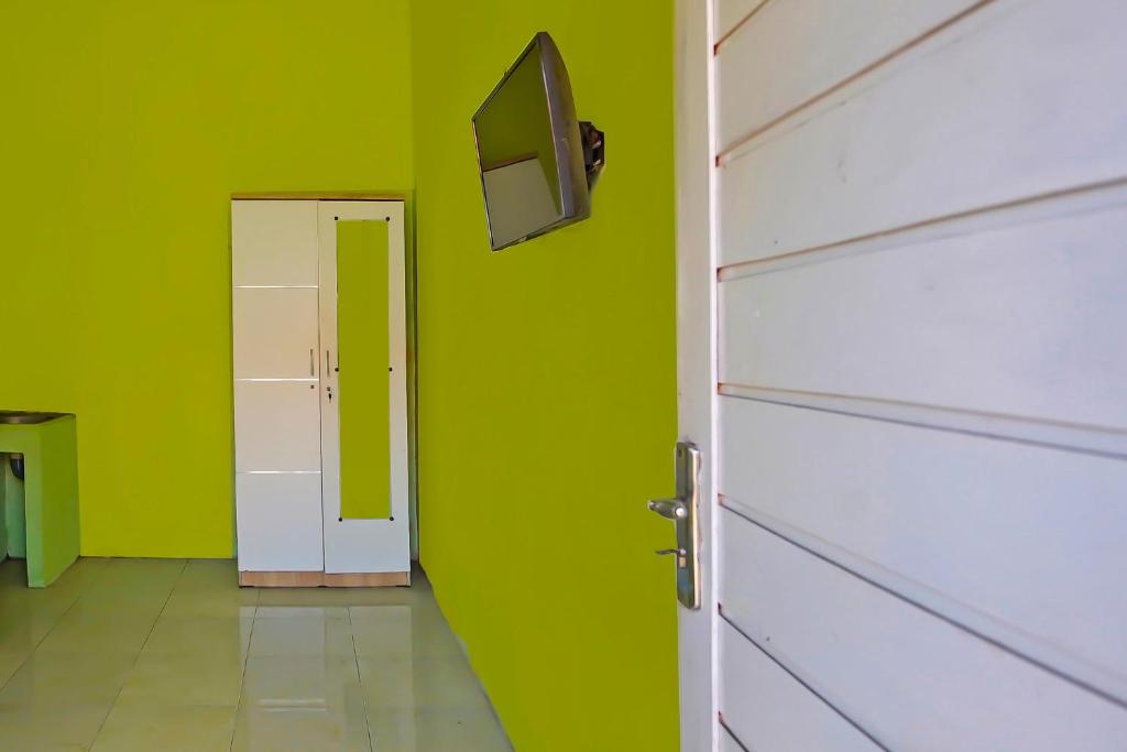 TV a/nebo společenská místnost v ubytování SPOT ON 92669 Guesthouse Prima SyariahNearGPdI Anugerah