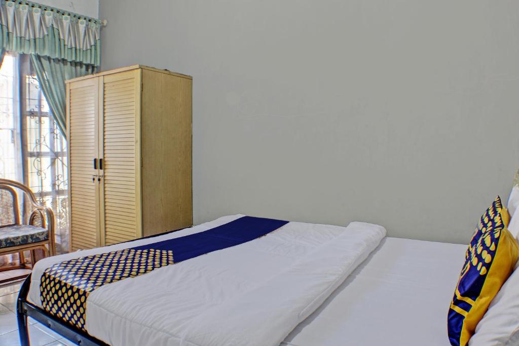 Postel nebo postele na pokoji v ubytování SPOT ON 92682 Badar Guest House Syariah